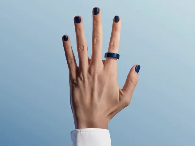 Hand wearing an Oura smart ring