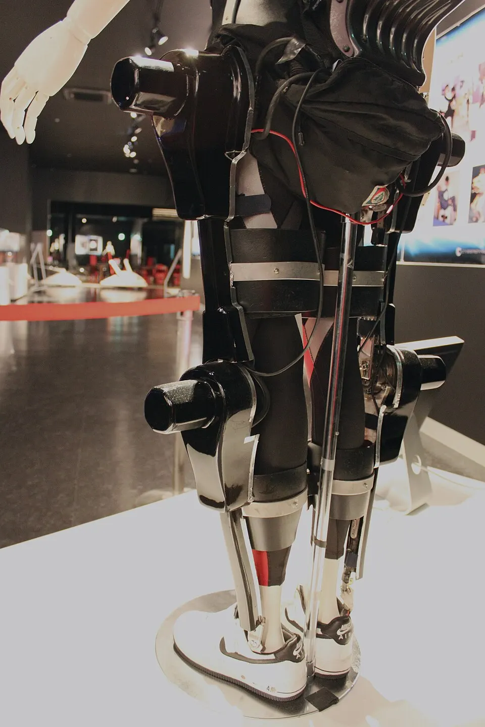 展示台に置かれた装着型ロボットスーツHALの脚部